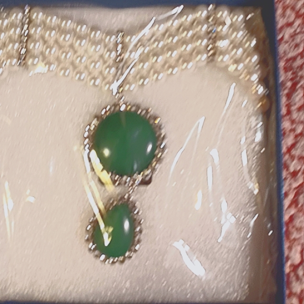 NWT Elegant Choker. 4 stands of pearls and beautiful Malacite drop stones.